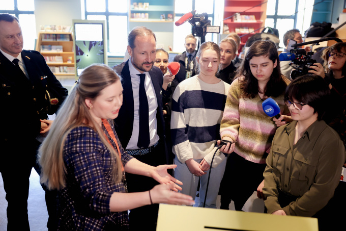 Kronprins Haakon løser oppgaver sammen med elever fra Amalie Skram VGS i Bergen. Foto: Silje Katrine Robinson / NTB